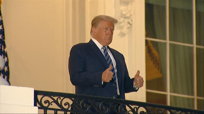 Trump přirovnal koronavirus ke chřipce. Naučíme se s ním žít, tvrdí