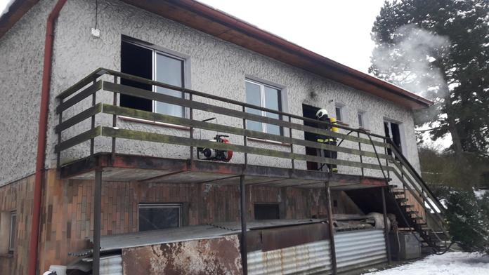 Nemohoucí ženě chytla od cigarety postel. Snažila se odplazit, zachránili ji hasiči