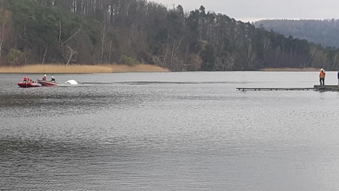 Na Mácháči se potápěla plachetnice, zoufalá posádka čekala na pomoc