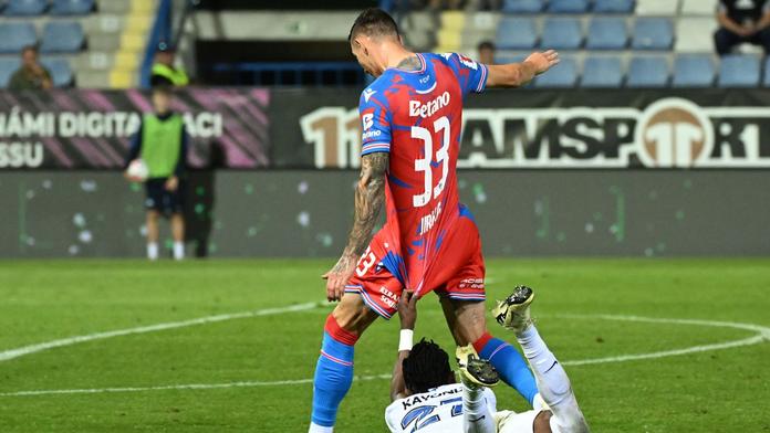 Rozhodčí v zápase Plzně hrubě chybovali. U Slavie bylo všechno v pořádku