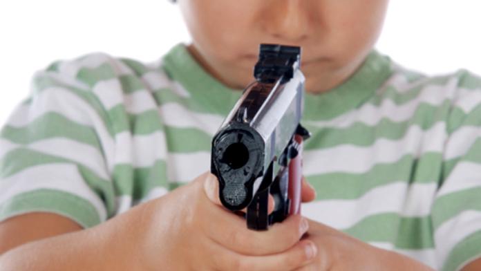 Dvouleté dítě zastřelilo svou maminku v autě