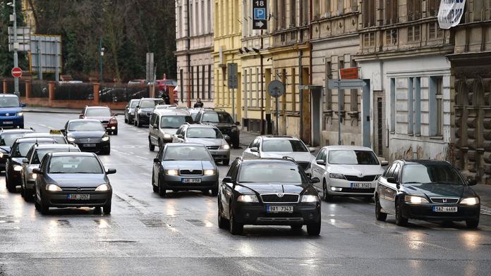 Hektolitry rostlinného oleje tekly na silnici, zaskočení řidiči bourali