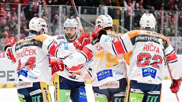 Pardubice mají druhou výhru, rozhodly 5 vteřin před koncem. Slaví i Sparta