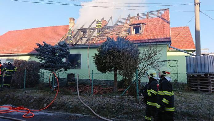 Požár rodinného domu skončil tragicky, hasiči našli v troskách tělo!