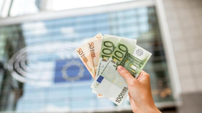 Europoslanci berou stovky tisíc, někteří vůbec nehlasují! Co Češi?