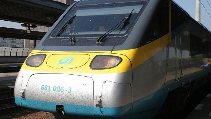 Starší žena zemřela u Olomouce po střetu s Pendolinem