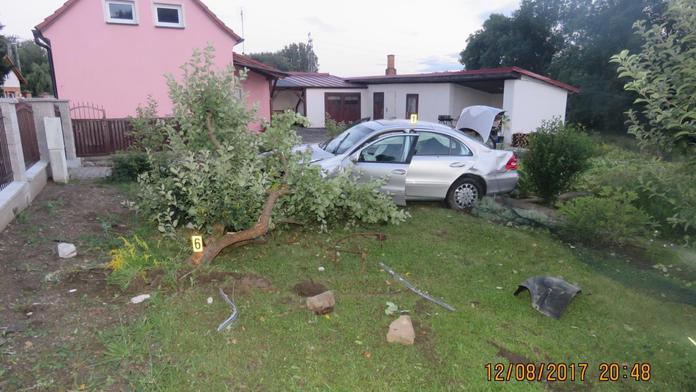 Opilec nezvládl řízení, projel plotem a porazil strom v zahradě