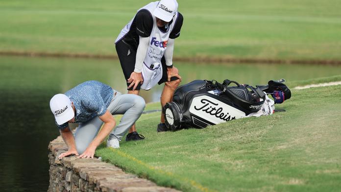 Jak se tam mohl míček udržet? Golfista pobavil šťastným úderem