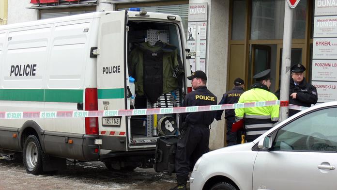 Muž donesl policistům bednu chemikálií, evakuovali celou stanici!