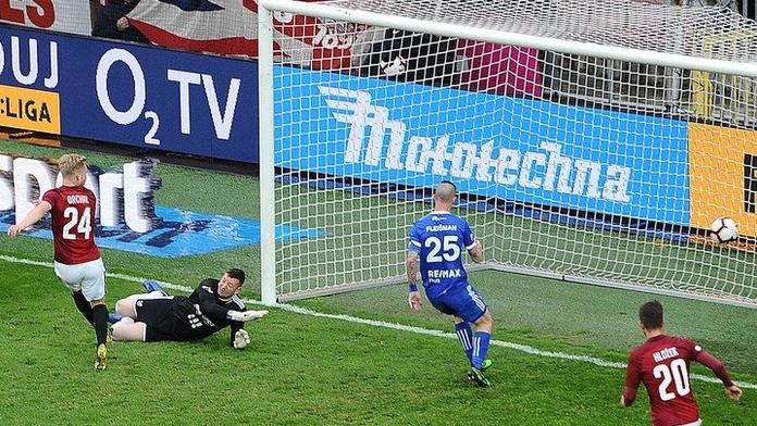 Znovu podivné video na Spartě. Costa unikl rudé, přišla i penalta