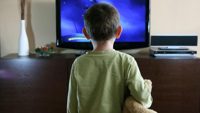 Má vaše dítě v pokojíku televizi? Tak je SÁDELNATĚJŠÍ než jeho kamarádi!