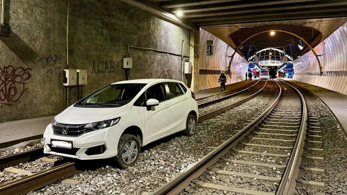 Hasiči zachraňovali auto uvízlé na tramvajových kolejích. Není to poprvé