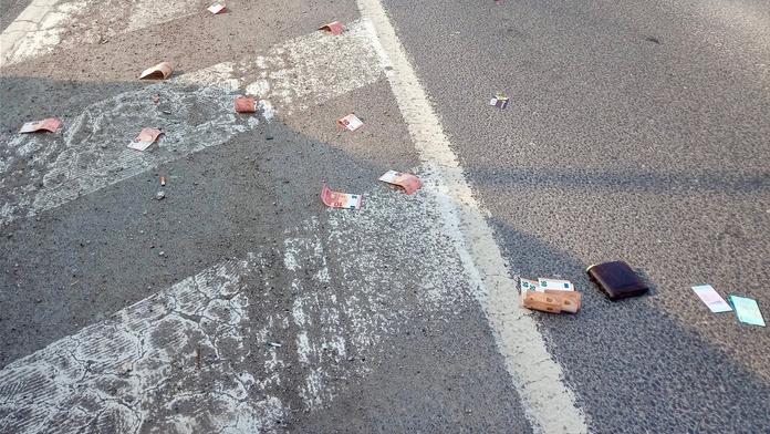 Z peněženky na střeše auta lítaly bankovky