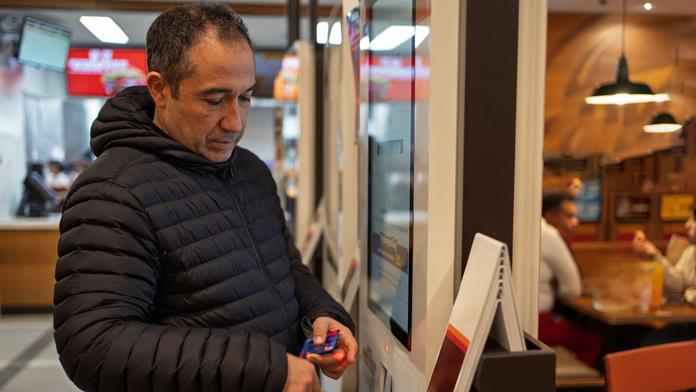 Kiosky ve fastfoodu si říkají o spropitné. Čechy to rozdělilo na dva tábory