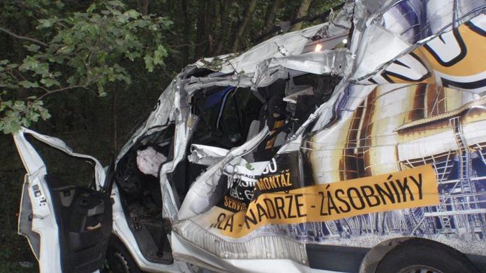 Dodávka se změnila v hromadu šrotu, pasažér neměl šanci přežít