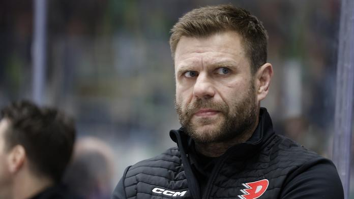 trenér hokejových Pardubic Václav Varaďa