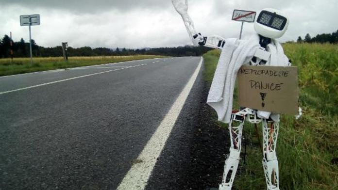 Prapodivná stopařka na českých silnicích. Už jste ji potkali?