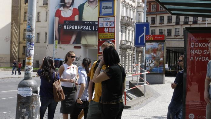 Většina Čechů je přesvědčena, že se politici nezajímají jejich o názory