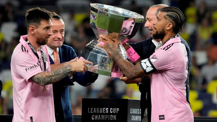 Lionel Messi s trofejí pro vítěze Leagues Cupu