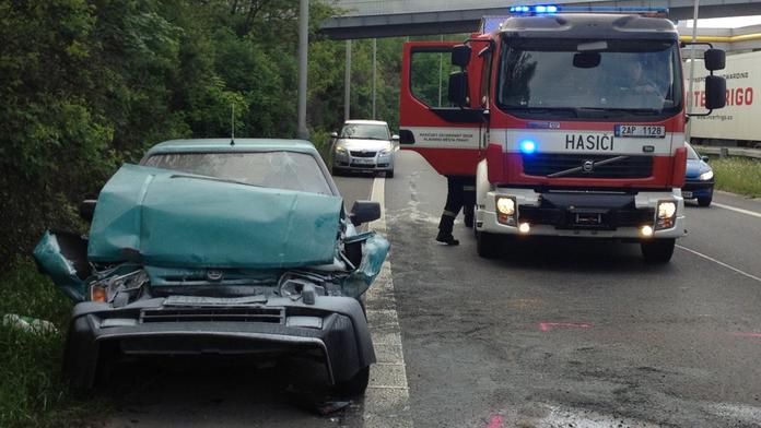 Hasil, kdo mohl! U benzínky v Praze začalo po nehodě hořet auto