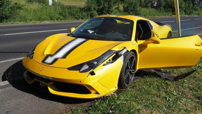 Řidič ve Varech rozbil žluté ferrari. Náraz do lampy vyjde pěkně draho