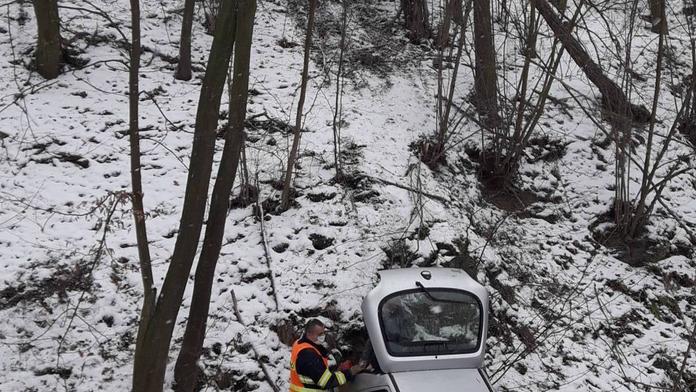 Sníh v Česku: Řidič neudržel auto na silnici, sjel z 20metrového srázu