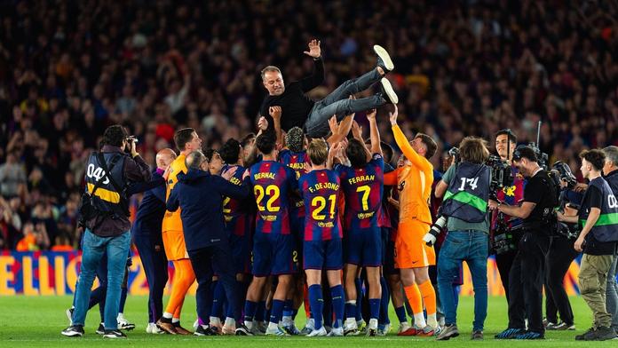 Hráči Barcelony oslavují s trenérem Flickem