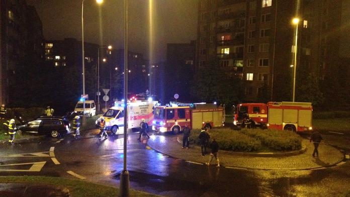 Řidič Passatu přeskočil kruhový objezd! Zranil spolujezdkyni a od nehody utekl
