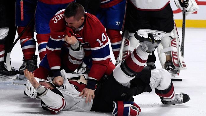 První bitka Plekance v NHL: Soupeře zmlátil do krve! VIDEO