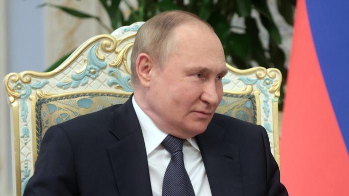 Vachrlaté zdraví či hrozba atentátu? Britský velitel řekl, jak na tom Putin je