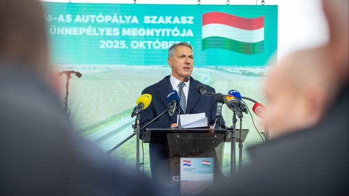 János Lázár