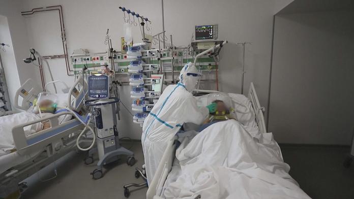 Koronavirus v Česku zabíjí stále víc mladých lidí. Přibývá i obětí ve středním věku