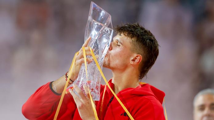 Učeň překonal mistra. Menšík slaví premiérový titul, udolal Djokoviče