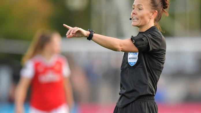 Anglický profesionální fotbal má první ženskou rozhodčí. Dočká se v pondělí