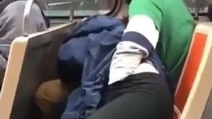 Žena dopřála orální sex ve vlaku cizímu muži. Důvod policii šokoval