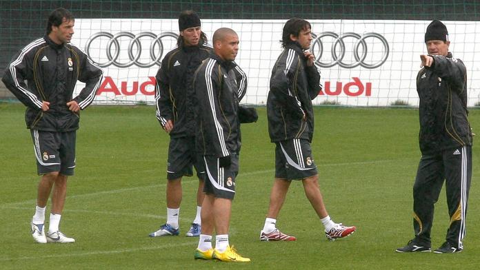 Hvězdná sestava na tréninku Realu - Ruud van Nistelrooy (zleva), Sergio Ramos, Ronaldo, Raúl González a kouč Fabio Capello