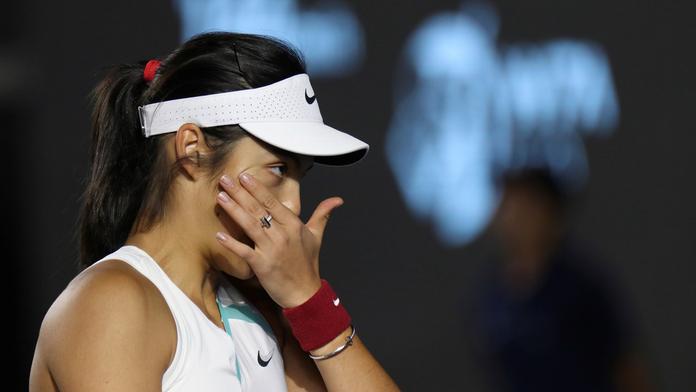 Vítězka grandslamu se trápila s hráčkou ze sedmé stovky, nakonec odstoupila