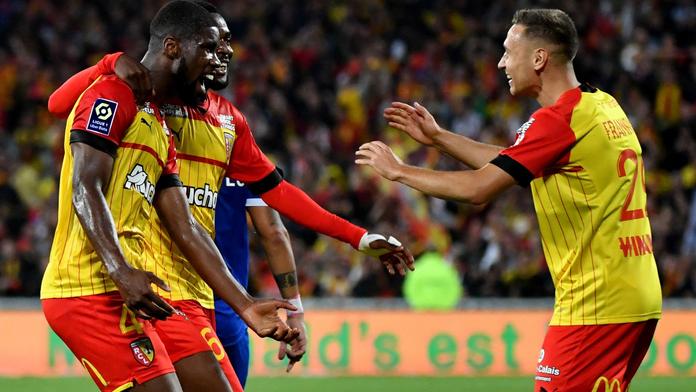 Lens pokračuje v dobré formě a jde do čela Ligue 1. V Německu uspěl Augsburg