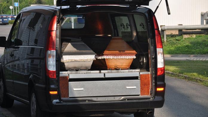 Pohřebáci přijeli na pohřeb bez rakve! Vypadla jim během cesty