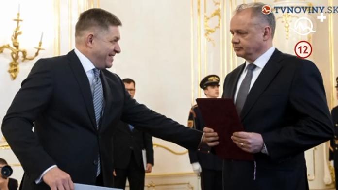 Slováky rozčílil Ficův úsměv při demisi. Expert řekl, co jím skrýval