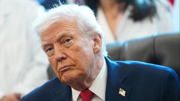 Íránské vedení je zničeno, oznámil Trump. Tamní vojáci prý dezertují