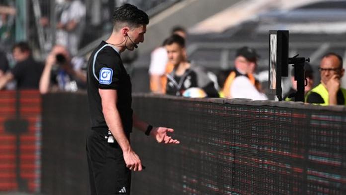 Německý fotbal bude přísnější. Rozhodčí mají víc vymáhat opomíjené pravidlo