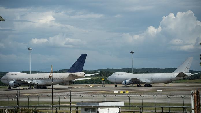 Záhada na letišti: Stojí tam tři boeingy, už rok je nikdo nechce!