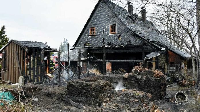 K požáru roubenky vyjelo 6 jednotek hasičů. Škody jdou do milionů