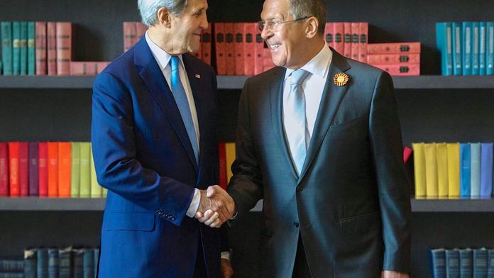 Hodí Američané Ukrajinu přes palubu? Kerry kritizoval Kyjev