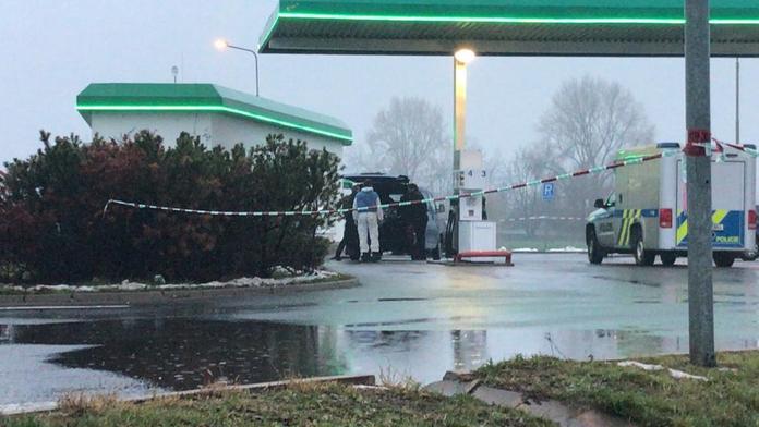 Na prokleté pumpě byla opět policie. Nedávno se tam vraždilo!
