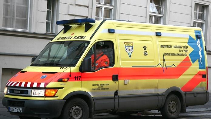 Žena vypadla z pátého patra, nepřežila
