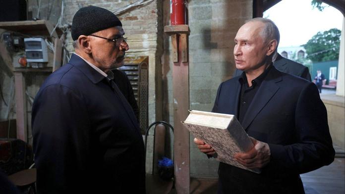 Vladimir Putin obdržel při návštěvě Dagestánu Korán