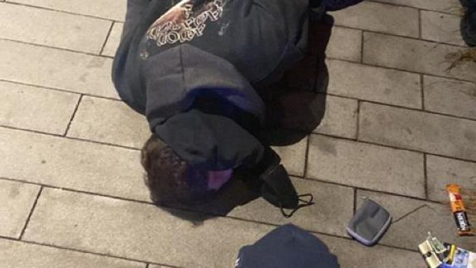 Muž měl na Žižkově vyhrožovat ženě zbraní. Zastavila ho policejní hlídka