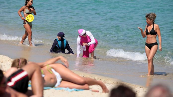 Po brutální bitce zakázali na Korsice muslimské plavky burkini